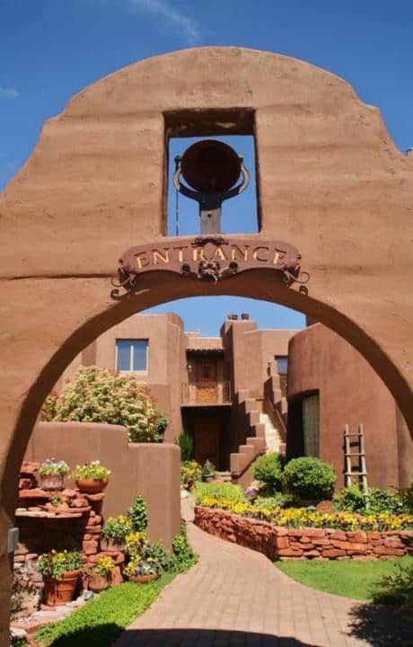 luxury,natural beauty,Sedona,Arizona,relaxation,luxury resorts and hotels,Enchantment Resort,L'Auberge de Sedona,Amara Resort and Spa,The Four Seasons Resort Scottsdale,Sedona Rouge Hotel and Spa,luxury experiences,Art,Culture,and Shopping,art galleries and cultural attractions,upscale amenities